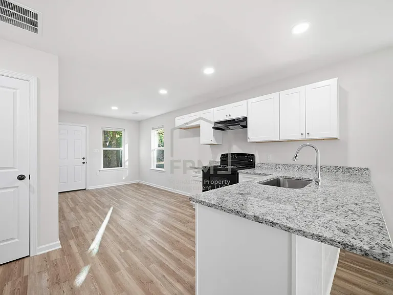 349 N Worthington Dr — Photo 4