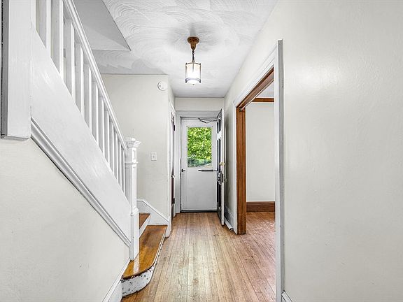 3rd image of 32 Marsden St
