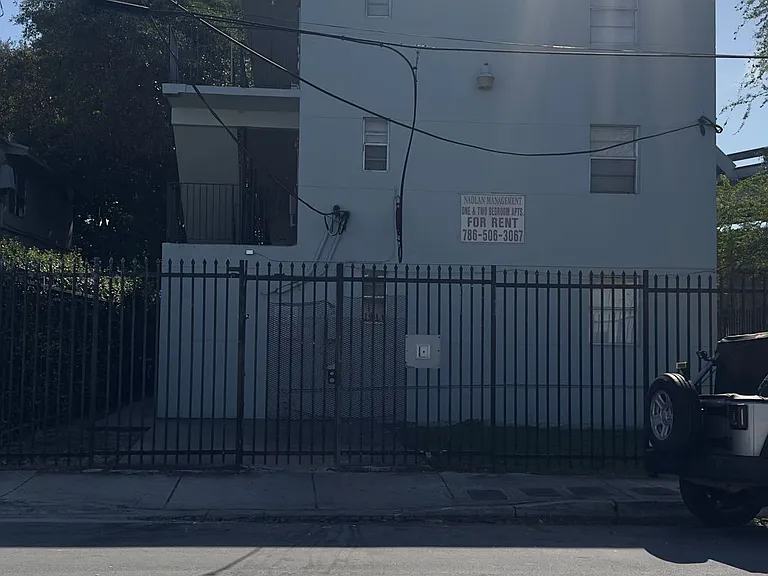352 NW 11th St — Photo 2