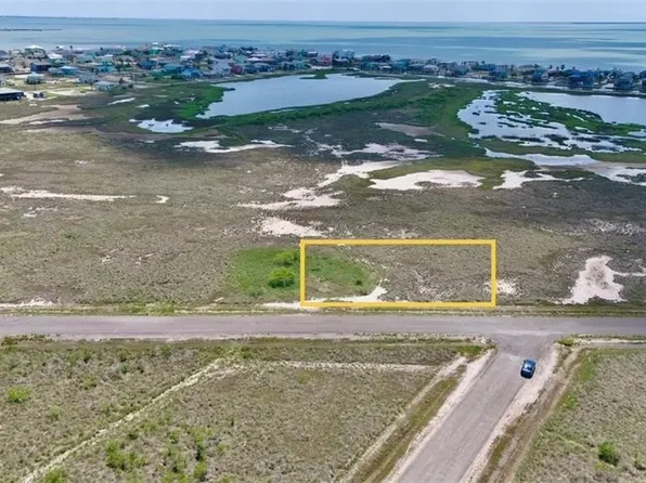 672 Northwest Dr, Rockport, TX 78382