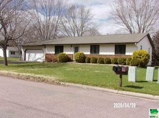 807 18th St, Hawarden, IA 51023