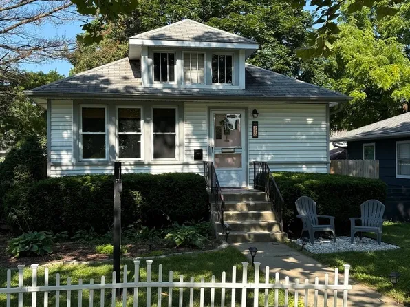 226 S Warwick Ave, Westmont, IL 60559