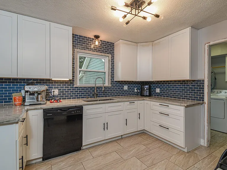 310 Prince Of Wales St — Photo 6