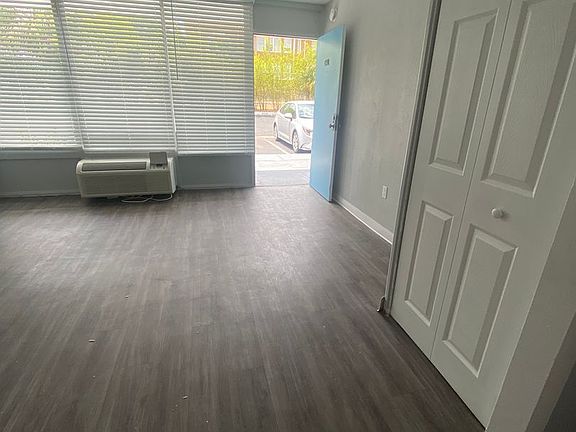 4th image of 515 Bon Air St #161