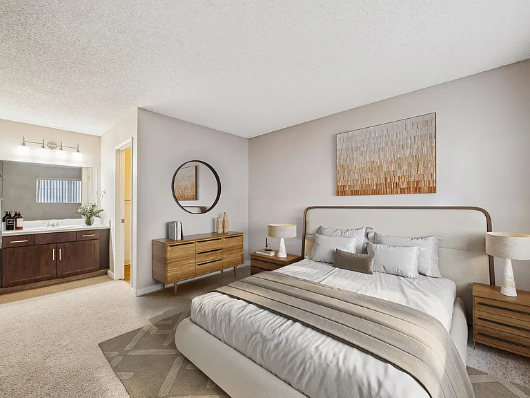 La Valencia Apartment Homes — Photo 8