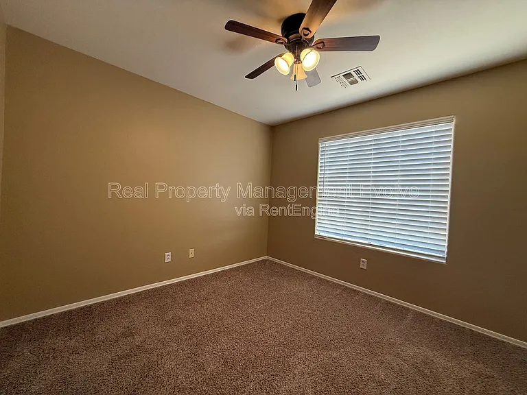 914 E Christine Pl — Photo 27