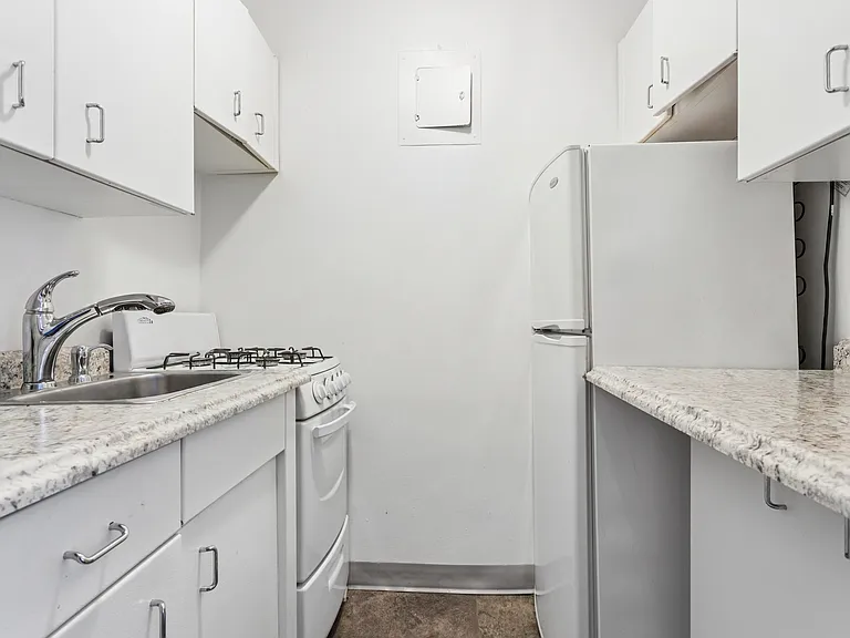 155 E 34th St #9V — Photo 4