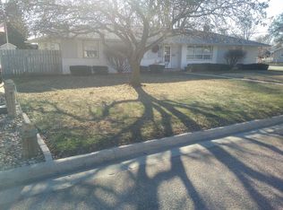 913 W 12th St, Yankton, SD 57078