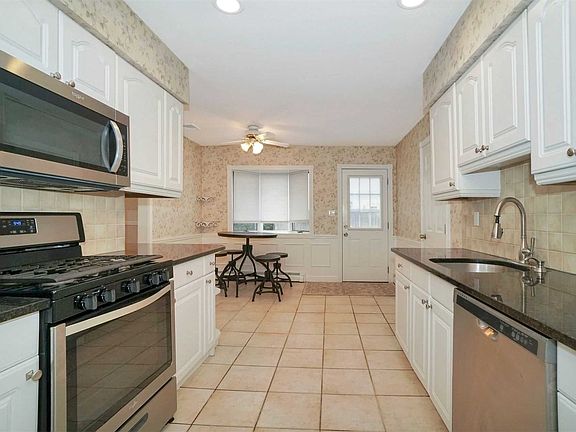 4th image of 3 Meadow Rue Ln