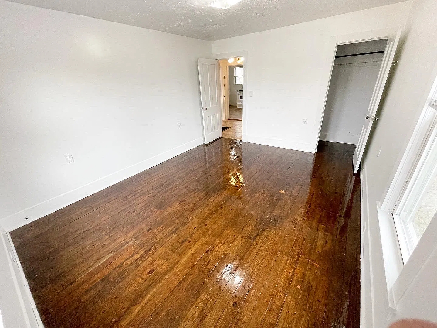 3 bed, 1100 sqft, $1,200 — Photo 3