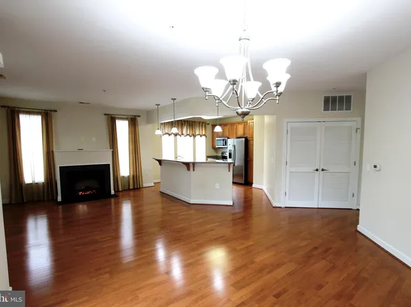 600 Edelen Station Pl APT 205, La Plata, MD 20646
