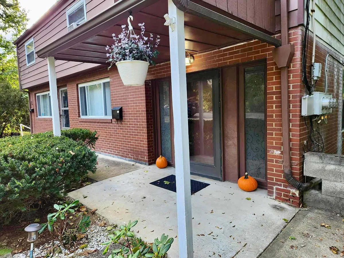 Unit 1 - Front Porch - 2612 Louisiana Ave #1