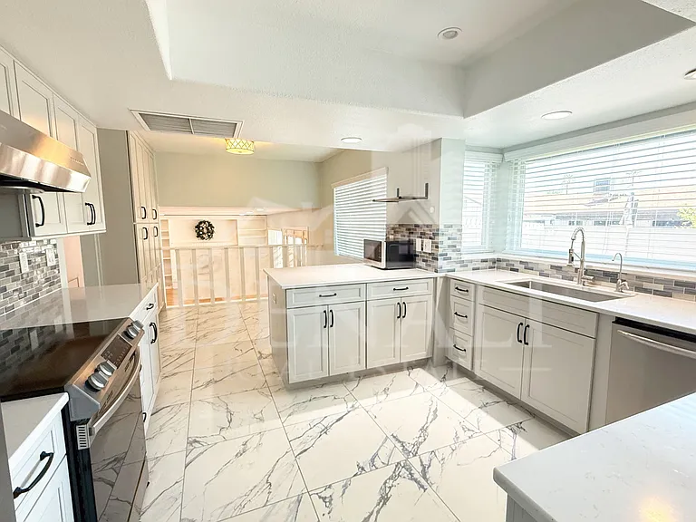 811 E Chilton Dr — Photo 11
