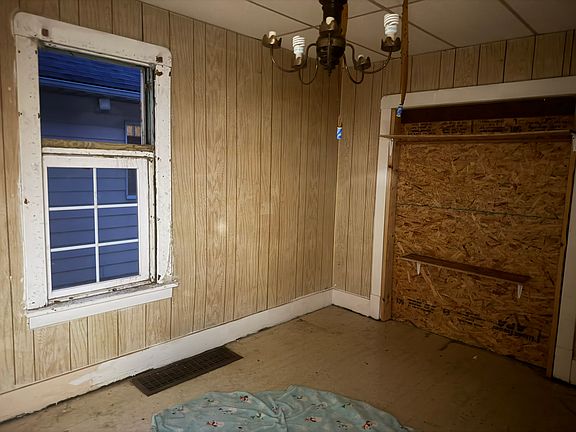 5th image of 926 S Greenlawn Ave