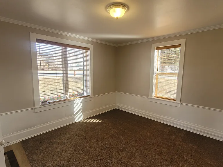 150 E Main St — Photo 4