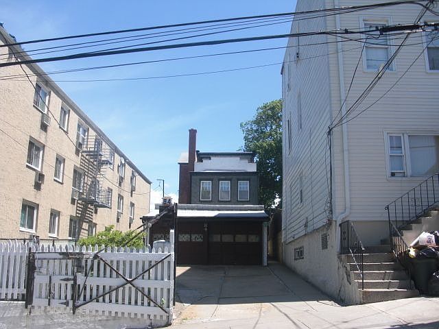 2nd image of 84 William St