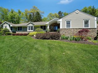 323 Feather Ln, Franklin Lakes, NJ 07417