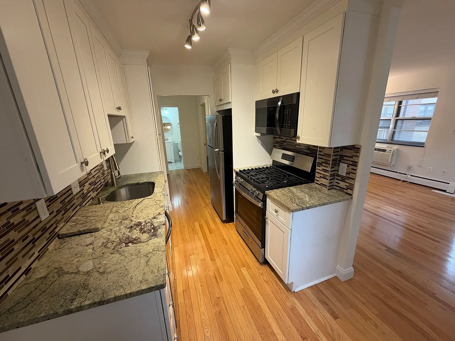 1 bed, 1.0 bath, 563 sqft, $1,900 — Photo 1