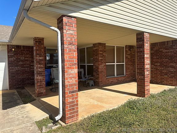 2nd image of 907 W Knisley Ave