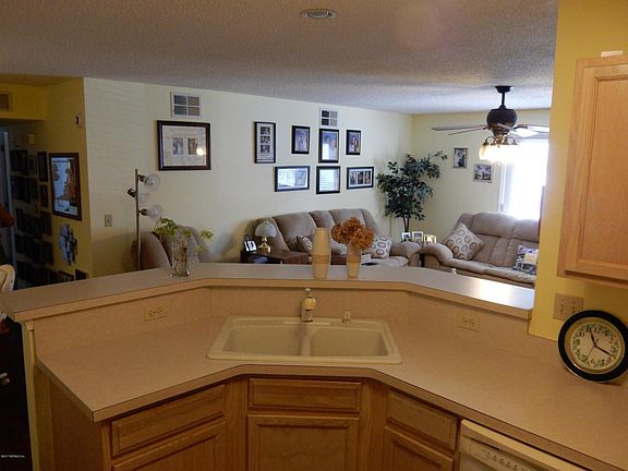 4th image of 13715 N Richmond Park Dr #403