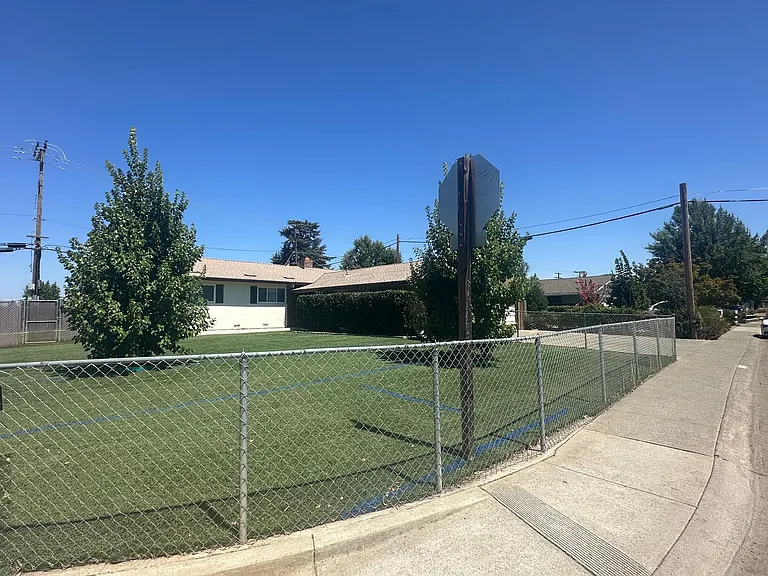 9101 Rosewood Dr — Photo 2
