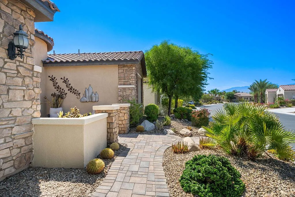 3 bed, 2.0 bath, 2329 sqft, $7,850 — Photo 3