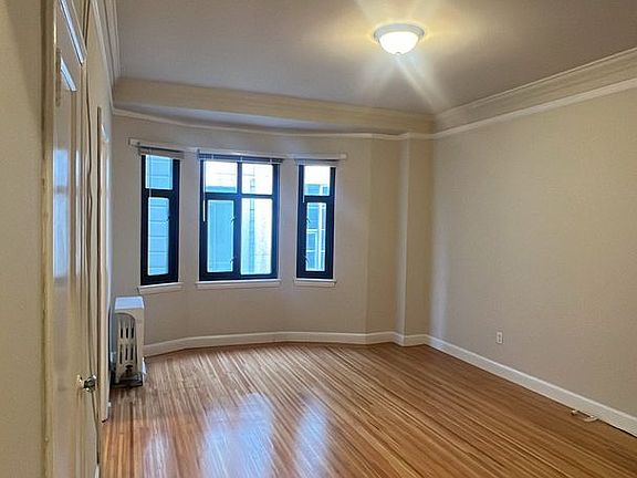 2nd image of 2905-2911 Van Ness Ave #202
