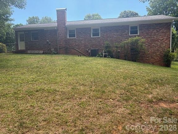 3rd image of 242 Edgewood Cir #3