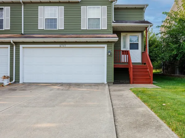 2717 Arrowhead Dr, Bloomington, IL 61704