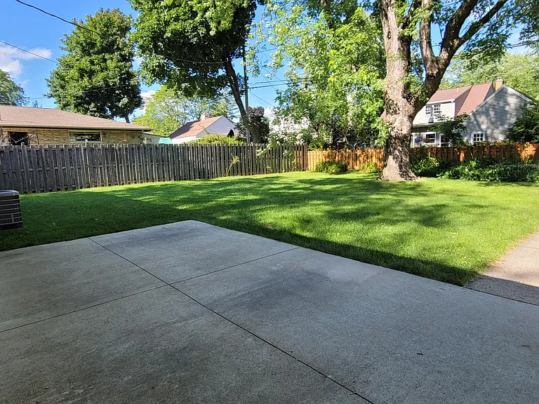 W170N8758 Edgewood Pl — Photo 26
