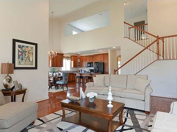 5th image of 210 Carlow Dr