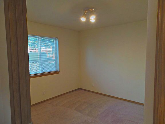 4th image of 931B SE Ely St #B101