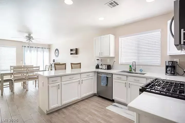 3 bed, 2.0 bath, 1405 sqft, $2,800 — Photo 4