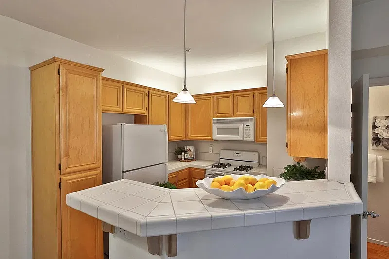 1 bed, 2.0 bath, 975 sqft, $2,700 — Photo 4
