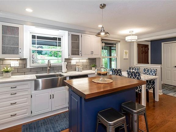 3rd image of 98 Lakeview Ln