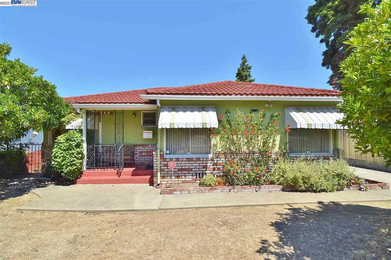 584 Willow Ave photo 1