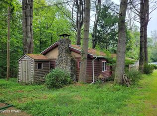 18 Old Peggy Runway Rd, Beach Lake, PA 18405