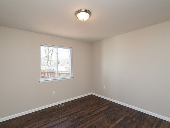 4th image of 705 Fox Chase Cir