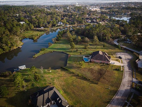 Beautiful half-acre water front property with access to Dickinson Bayou open waters. Build your dream home here!