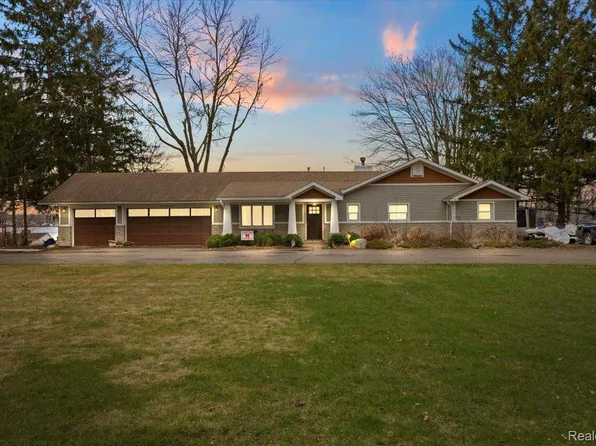 761 Hilltop Dr, White Lake, MI 48386