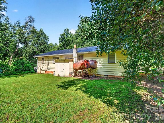 4th image of 55 Edwards Dr
