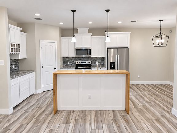 4th image of 2717 Persimmon St