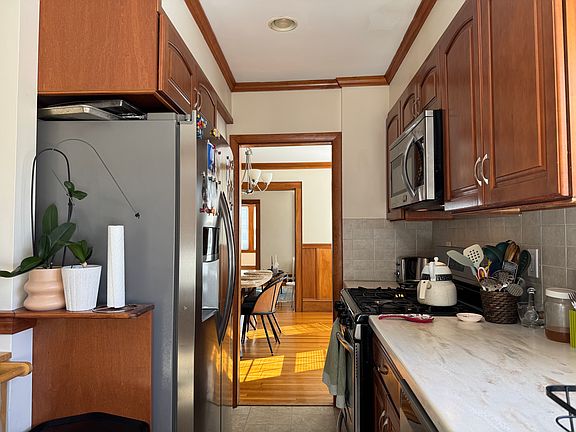 4th image of 134 Waverley St #1