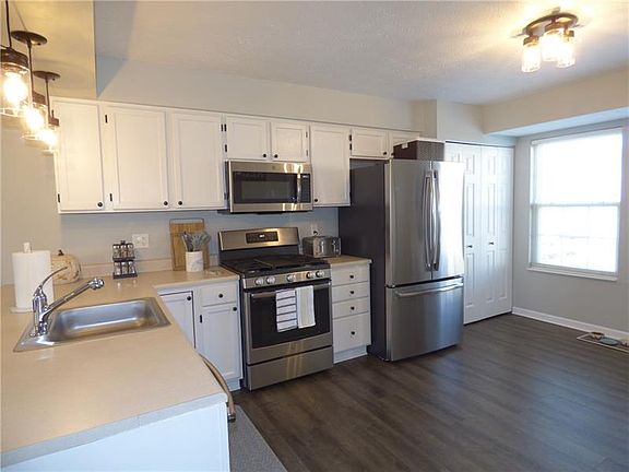 2nd image of 219 Manor View Dr