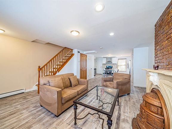 3rd image of 4 Magnolia Ave
