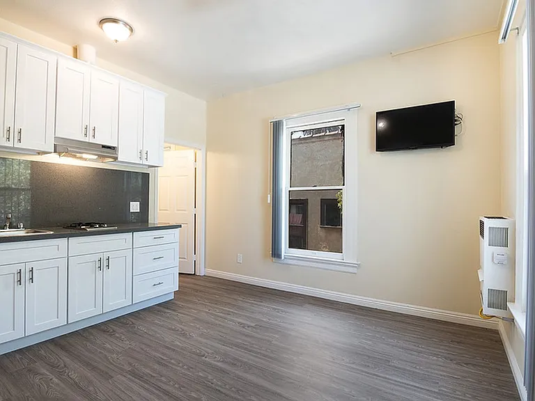 1017 S Burlington Ave — Photo 24
