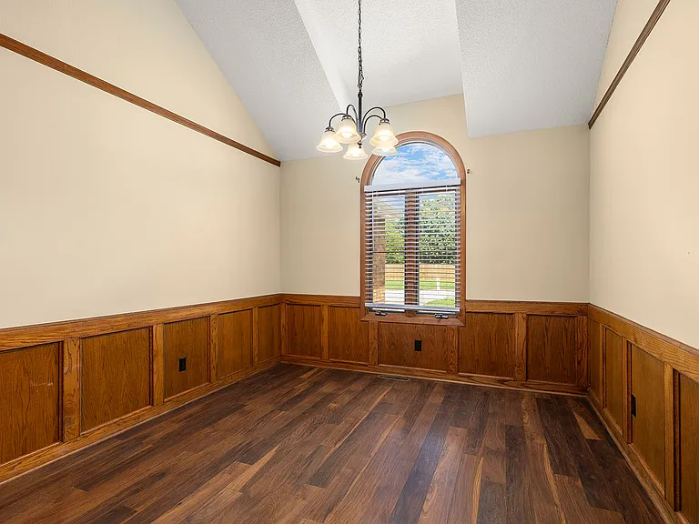 3753 N Pickwick Ave — Photo 28