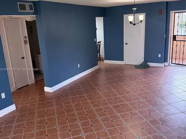 702 NW 87th Ave APT 213, Miami, FL 33172
