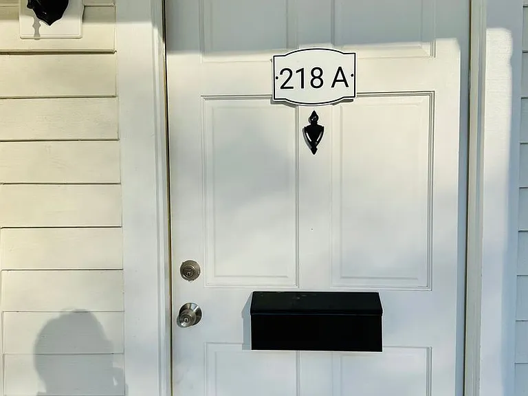 218 College St — Photo 2