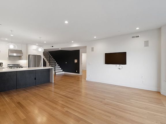 2nd image of 843 S Van Ness Ave APT 8